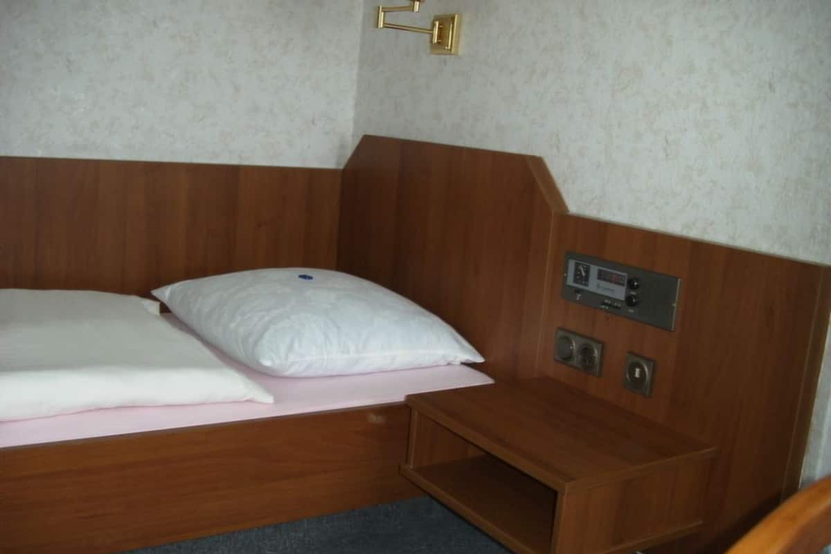 Single Room | Desk, free cribs/infant beds, rollaway beds, free WiFi