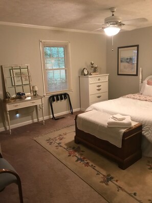 3 makuuhuonetta, silitysrauta/-lauta, ilmainen Wi-Fi, vuodevaatteet