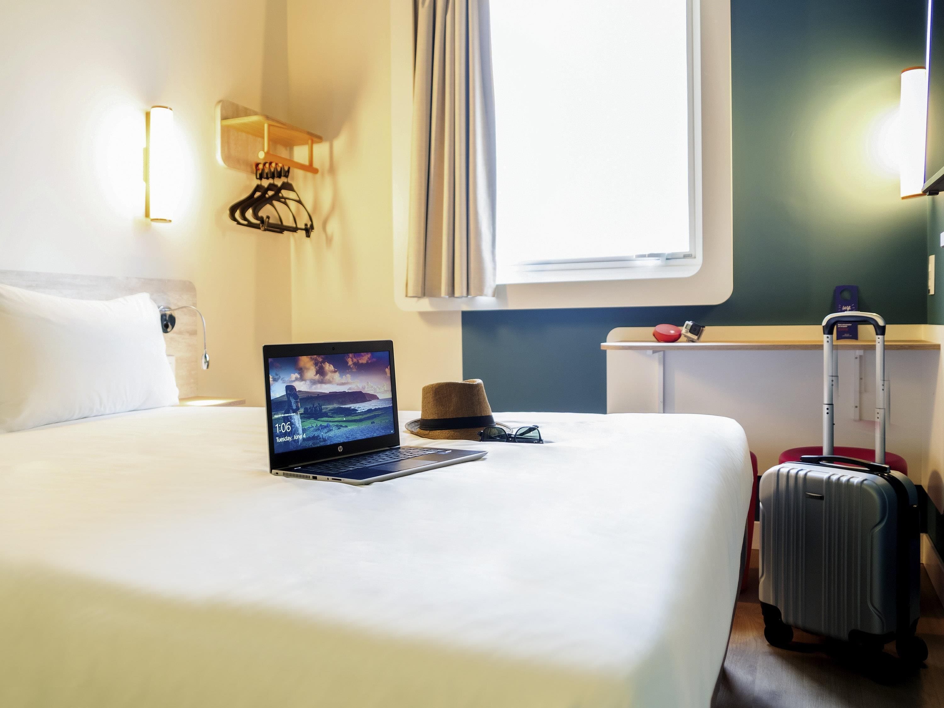 办公桌、遮光窗帘、免费 WiFi、床单