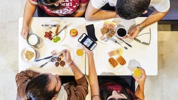 Petit déjeuner buffet (42.00 BRL par personne)