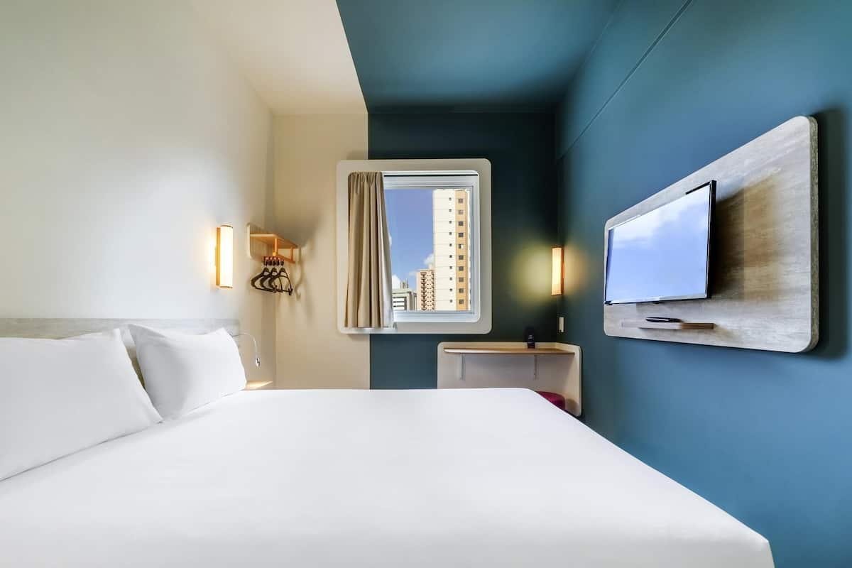 Quarto clássico, 1 cama de casal | Escrivaninha, cortinas blackout, Wi-Fi de cortesia, roupa de cama