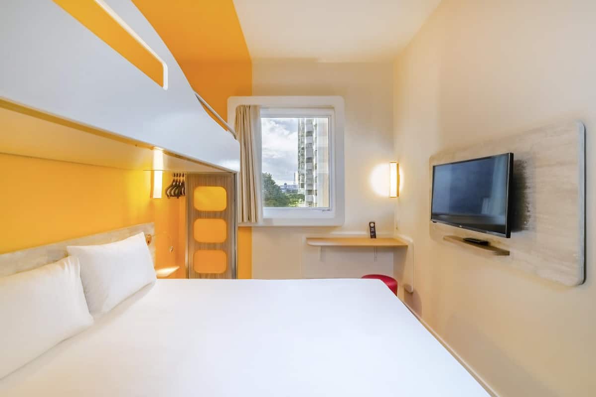 Habitación estándar, varias camas | Escritorio, cortinas blackout, wifi gratis y ropa de cama