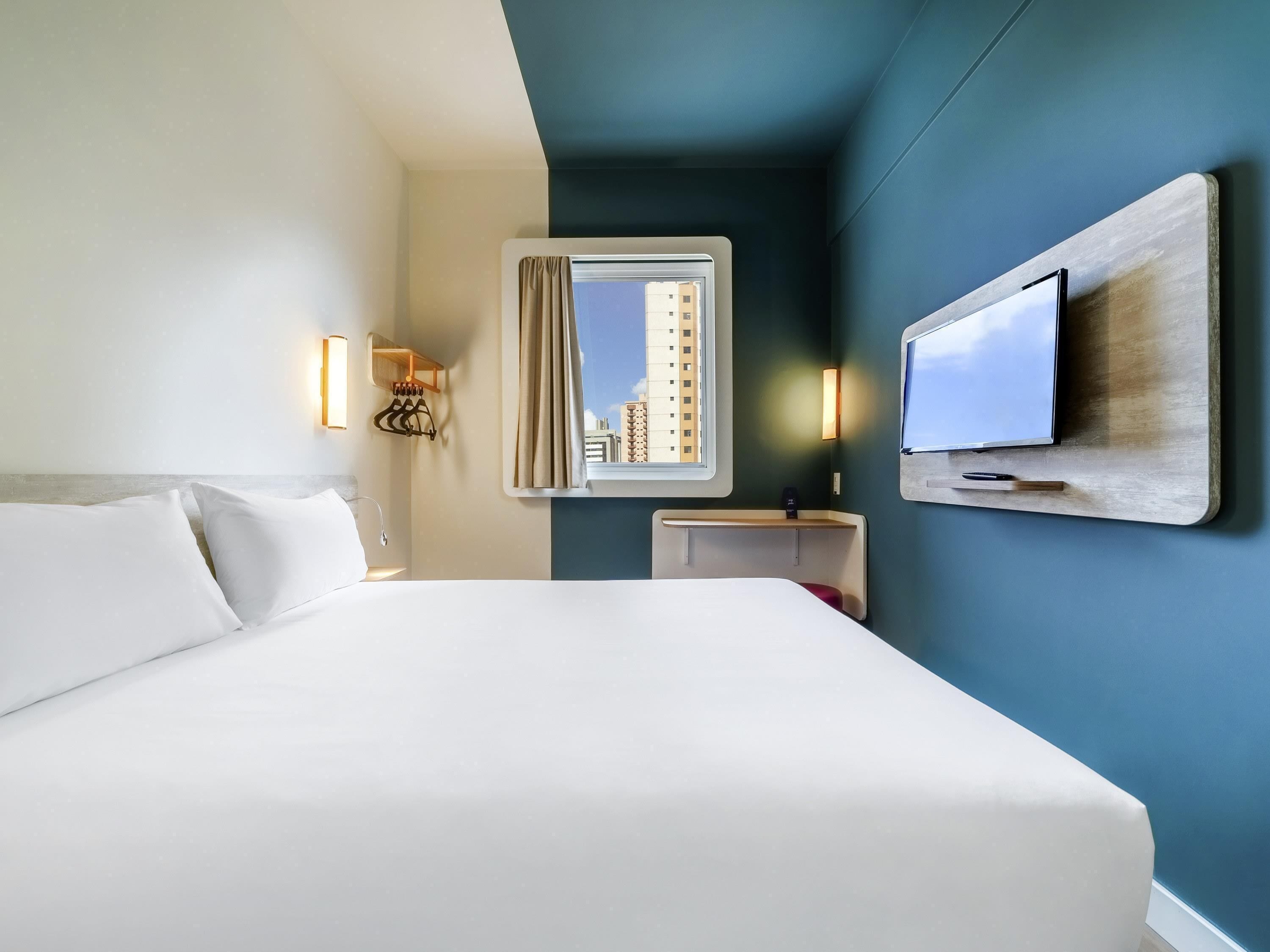 Escritorio, cortinas blackout, wifi gratis y ropa de cama 
