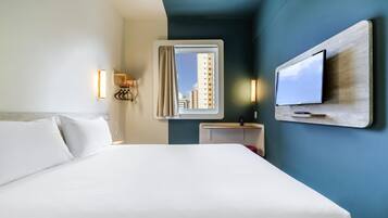 Escritorio, cortinas blackout, wifi gratis y ropa de cama