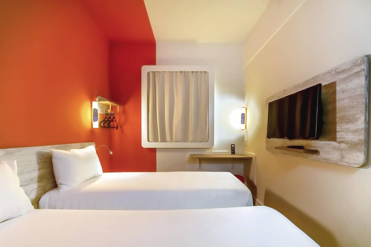 Chambre Standard, 2 lits une place | Bureau, rideaux occultants, Wi-Fi gratuit, draps fournis