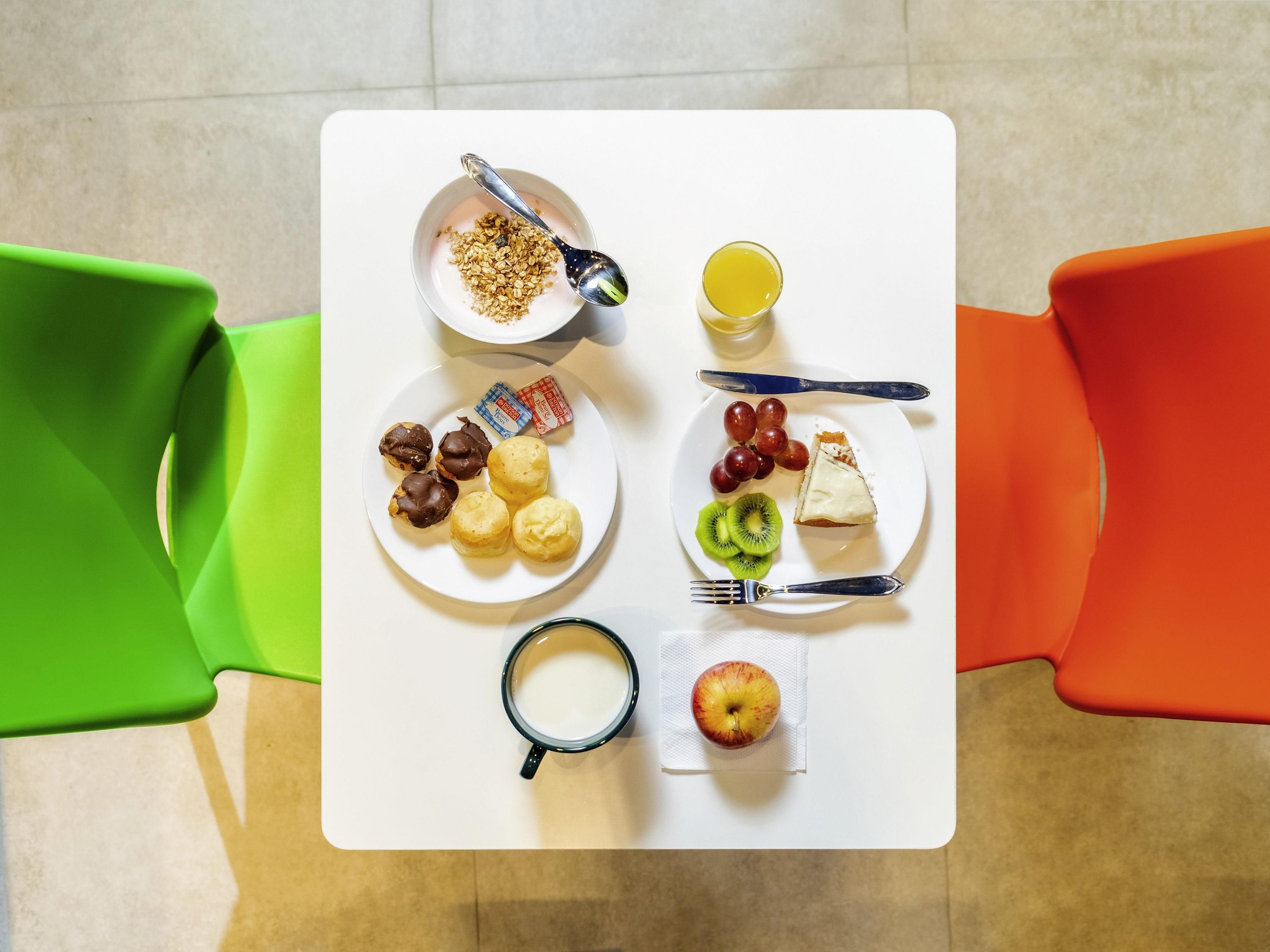 Se ofrece un desayuno bufé todos los días (por un coste adicional)