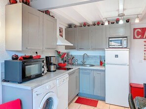 Kjøleskap, ovn, oppvaskmaskin og kjøkkenutstyr