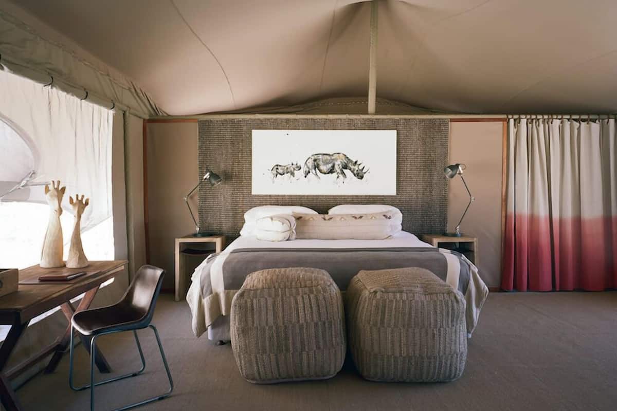 Standaard tent | Een kluis op de kamer, een bureau, beddengoed
