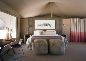 スタンダード テント | セーフティボックス (室内)、デスク、ベッドシーツ