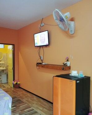 Minibar, espacio para trabajar con laptop y cortinas blackout 