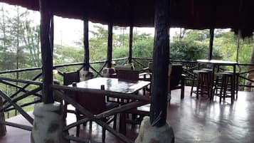 Phục vụ bữa sáng, bữa trưa, bữa tối, đặc sản địa phương