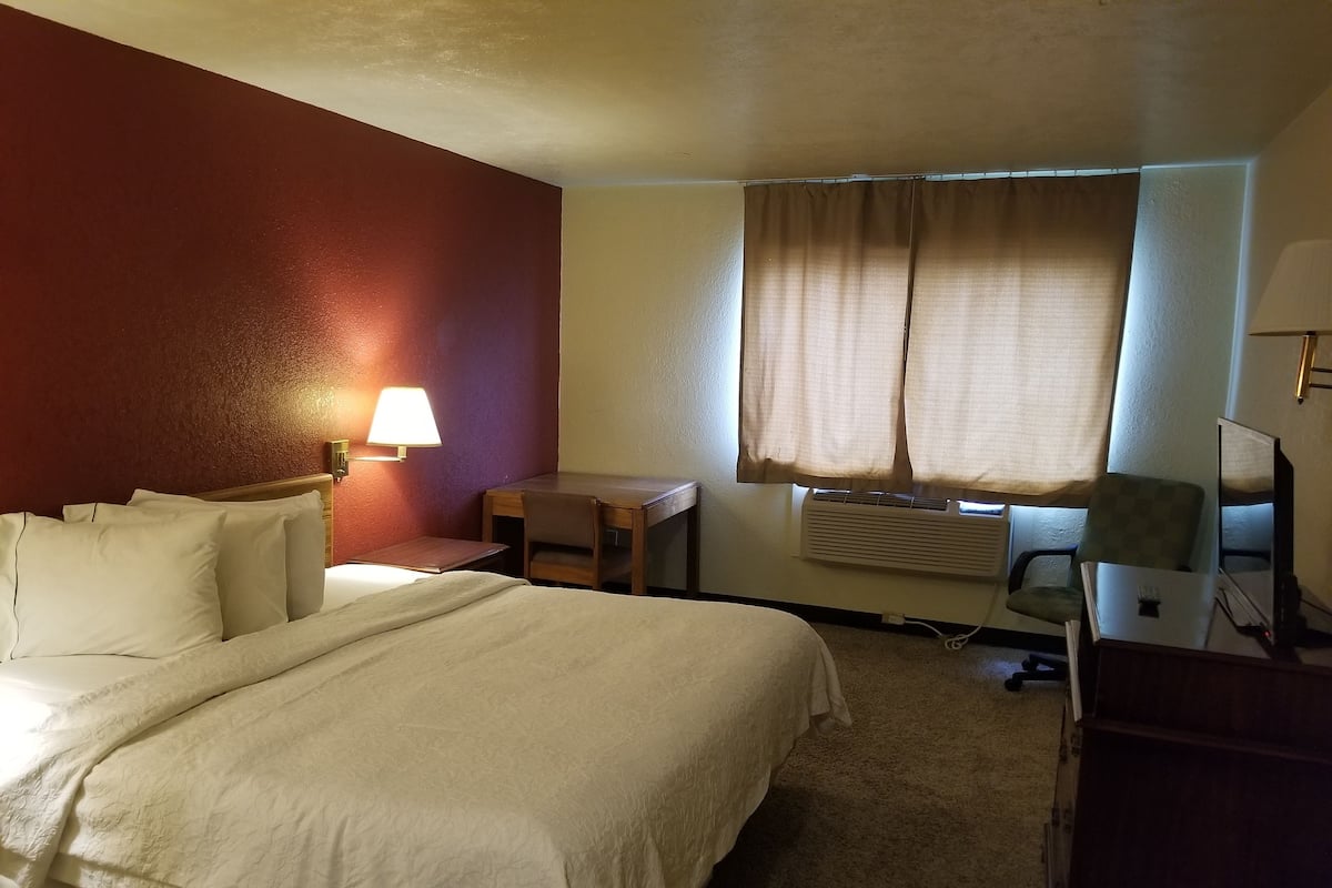 Basic Single Room | Desk, laptop workspace, blackout curtains, free WiFi