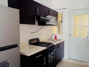 Kühlschrank, Mikrowelle, Ofen, Wasserkocher mit Kaffee-/Teezubehör