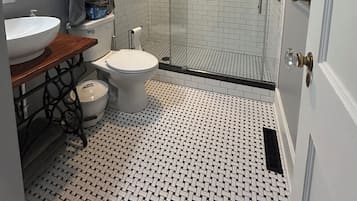 Baignoire, sĂšche-cheveux, serviettes fournies, savon