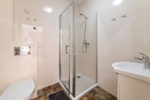 A modern bathroom with a glass-enclosed shower, a white sink, and a toilet. - Willa w Rozewiu (Wladyslawowo)