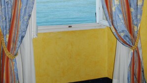 A room with a window overlooking a lake and hills. - Hotel Ristorante Beata Giovannina (Verbania)