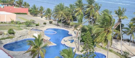 สระว่ายน้ำกลางแจ้ง