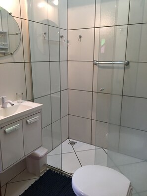 Family Suite, Private Bathroom, Garden View | Bathroom | Shower, towels, soap - Rancho Ecologico Oasis de Luz (Abadiania)