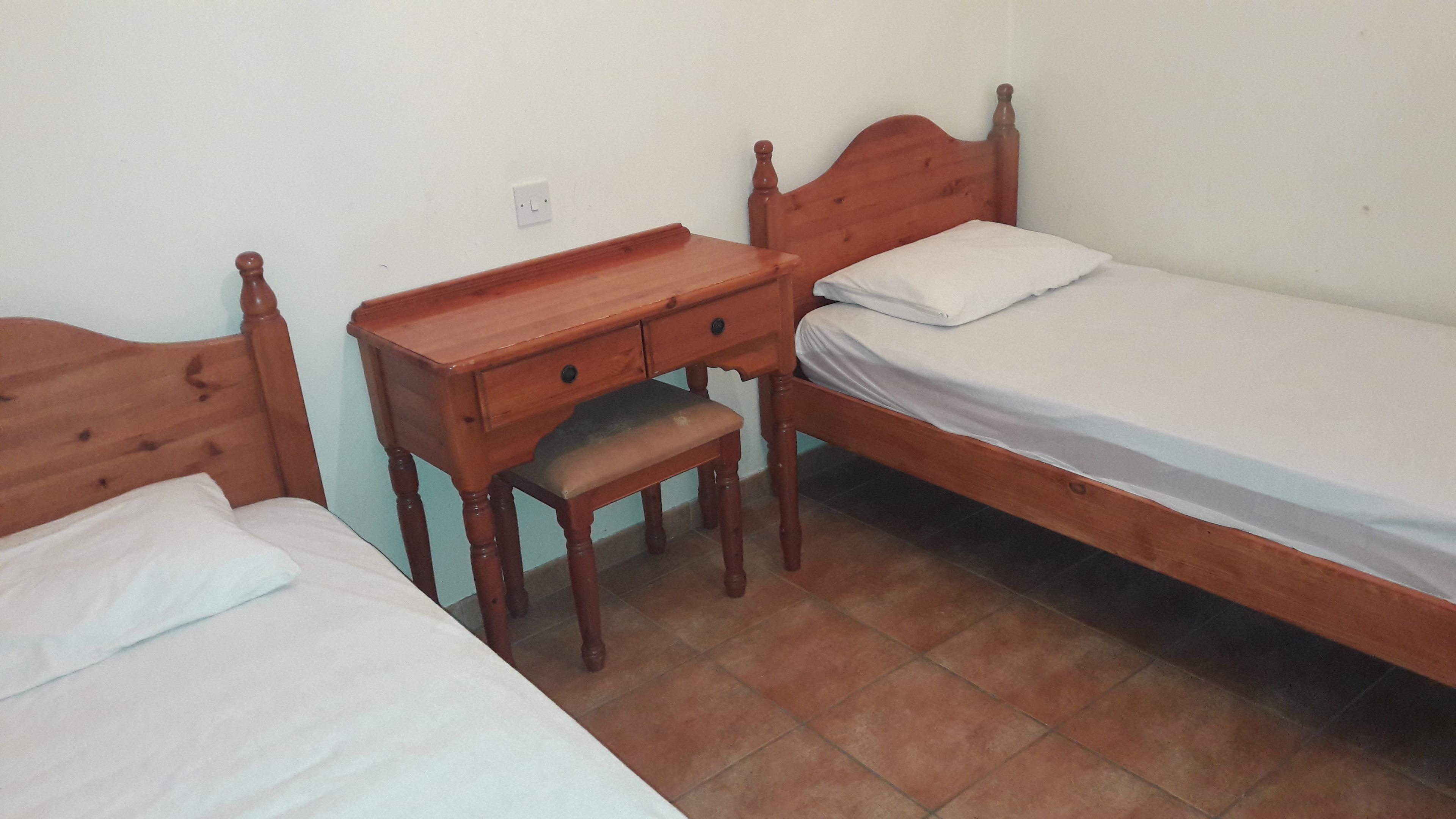 Minibar, muebles diferentes, escritorio y sistema de insonorización 