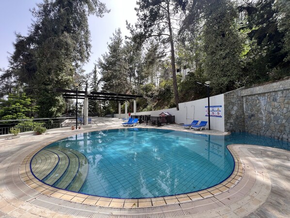 Una piscina al aire libre de temporada