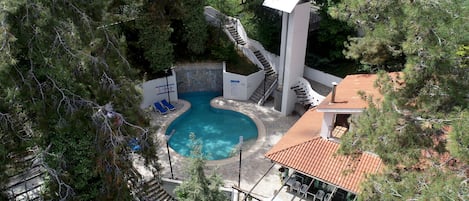 Una piscina al aire libre de temporada