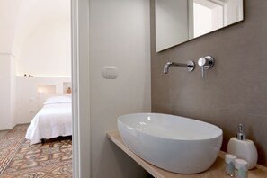 Deluxe Double or Twin Room, Garden View | Bathroom | Shower, free toiletries, hair dryer, slippers - Pietra pesara (Locorotondo)