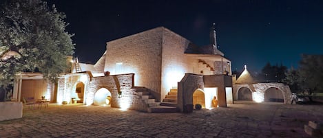 Fassade der Unterkunft – Abend/Nacht