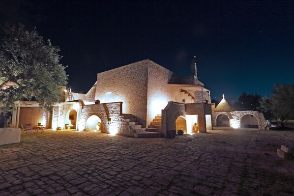 施設の正面 (日没後)