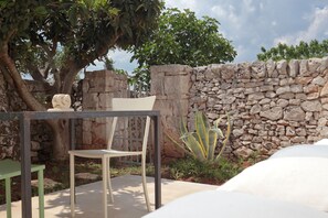 Deluxe Double or Twin Room, Garden View | Terrace/patio - Pietra pesara (Locorotondo)