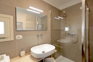 Exclusive-Doppel- oder -Zweibettzimmer, Mehrere Betten, Gartenblick | Badezimmer | Dusche, kostenlose Toilettenartikel, Haartrockner, Hausschuhe