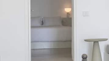 Ropa de cama de alta calidad y caja de seguridad en la habitación