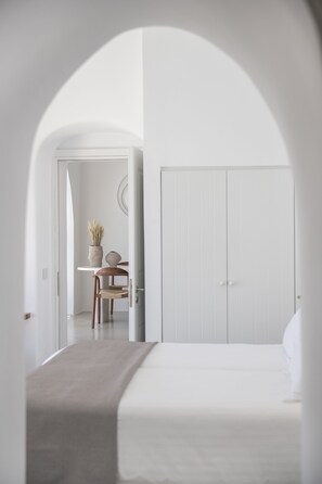 Premium bedding, in-room safe, desk, free WiFi