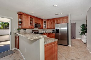 冰箱、微波炉、烤箱、炉灶