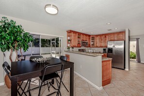 冰箱、微波炉、烤箱、炉灶