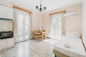 1 bedroom, iron/ironing board, Internet, bed sheets - Babylonia (Superior apartment garden view ) n14 (Poros,Cephalonia)