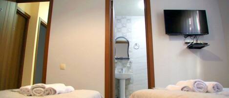 1 chambre, fer et planche à repasser