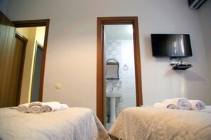 1 chambre, fer et planche à repasser