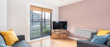 Apartemen Basic | Area keluarga | TV layar datar