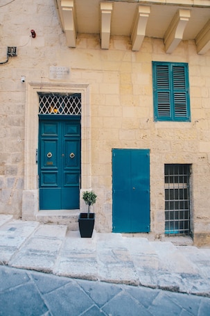 Fachada de la propiedad. Sally Port Suites