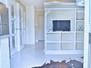 Deluxe studio suite | Woonkamer | Een 30-inch plasmatelevisie met kabelzenders en een televisie