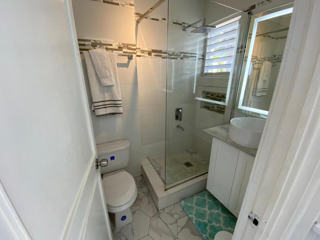 Deluxe studio suite | Phòng tắm | Buồng tắm vòi sen, đồ dùng nhà tắm miễn phí, khăn tắm 