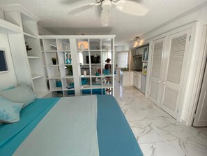 Deluxe studio suite | Privat køkken | Køleskab, mikrobølgeovn, køkkentøj/tallerkener/redskaber