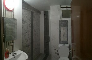 Economy Twin Room | Bathroom | Shower