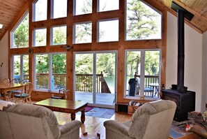 Älytelevisio, takka, videopelejä, DVD-soitin