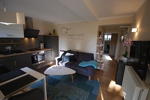 Apartment (Wolke 4) | Memory foam beds, individually decorated, individually furnished, desk - Stadthaus Oldenburg (Oldenburg)