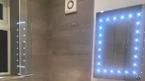 Deluxe House, Park View | Bathroom