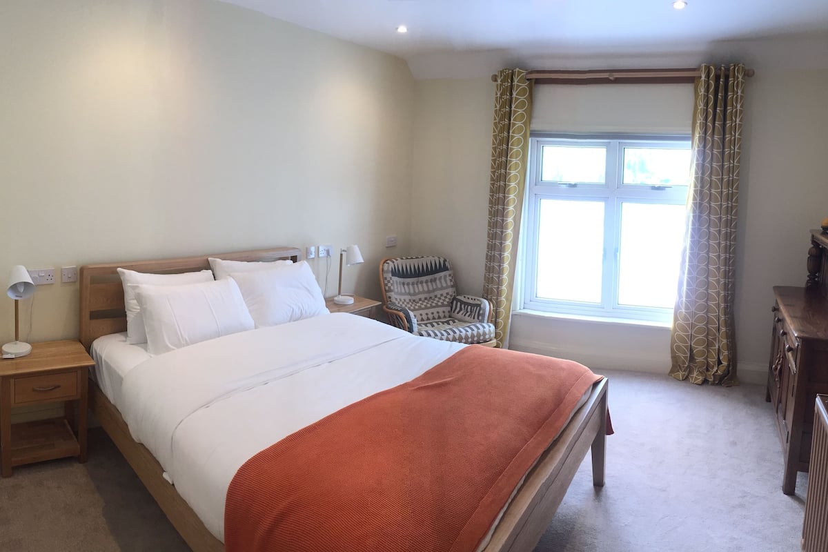 Deluxe Double Room | Iron/ironing board, WiFi (free), bed sheets