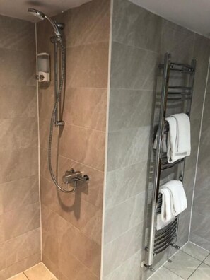 Shower, towels - Newell Restaurant & Rooms (Sherborne)