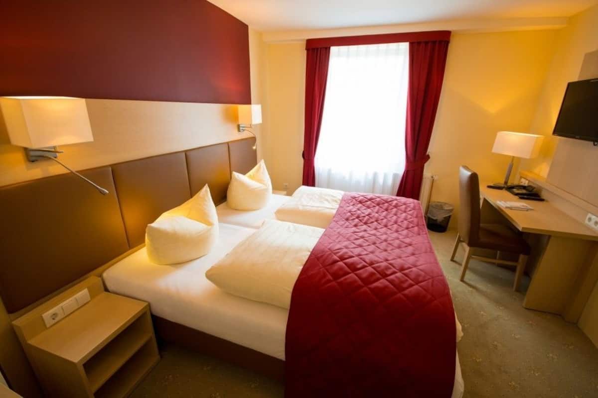 Habitación doble Confort | Escritorio, cunas, wifi gratis y ropa de cama