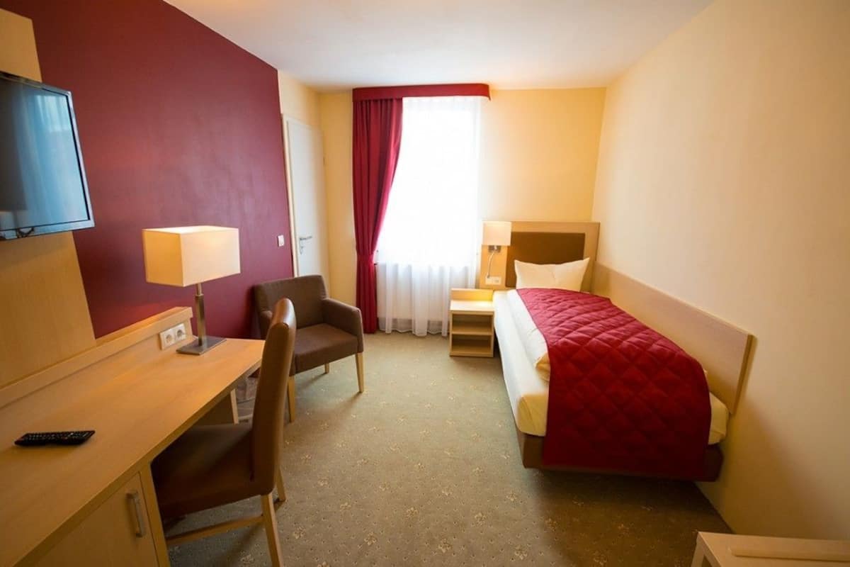 Comfort Single Room | Desk, cribs (surcharge), WiFi (free), bed sheets